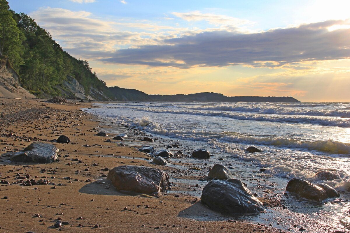 Фото пляжа Балтийского моря с камнями с индивидуальной экскурсии от Кёниг Вояж. Индивидуальные экскурсии Калининград