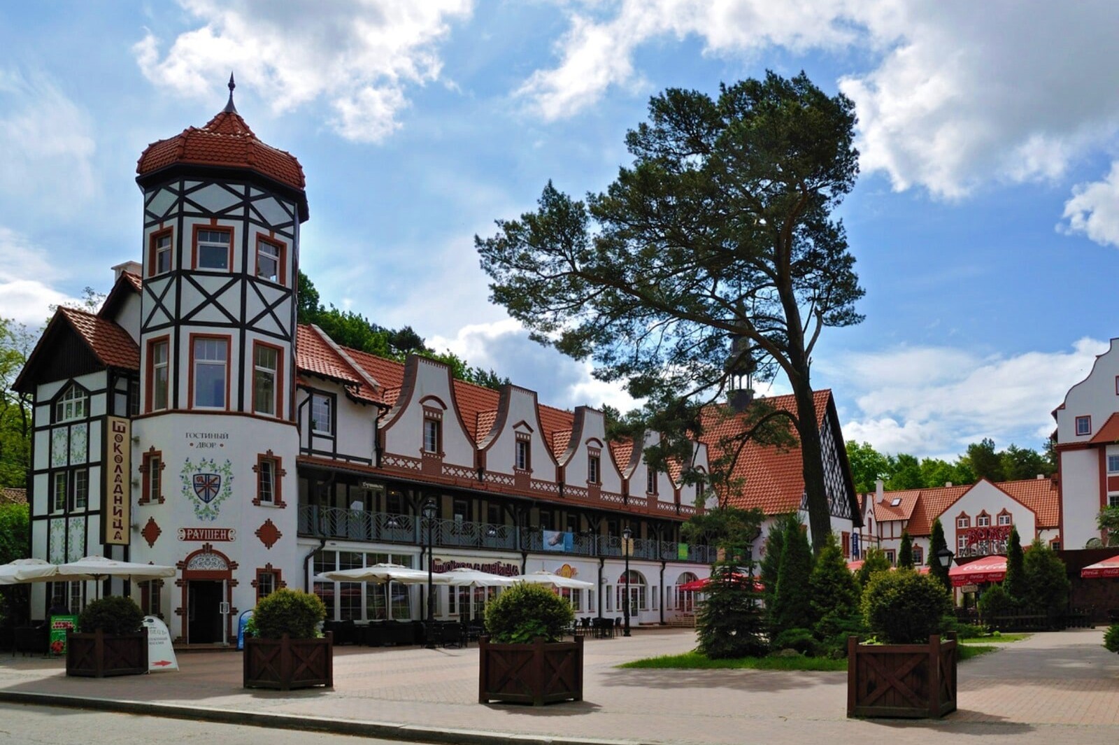 Фото площади Светлогорска с гостиным двором Раушен от индивидуального гида Кёниг Вояж. Индивидуальные экскурсии Калининград