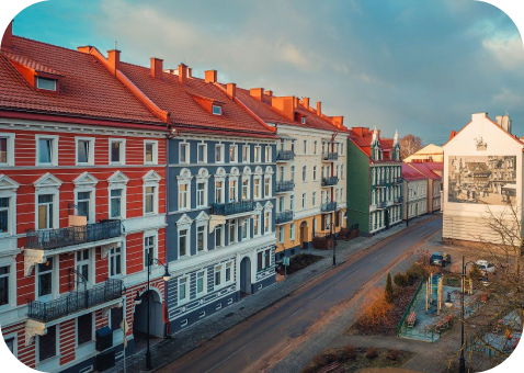 Фото цветных домов на улице Черняховска на индивидуальной экскурсии от Кёниг Вояж. Индивидуальные экскурсии Калининград